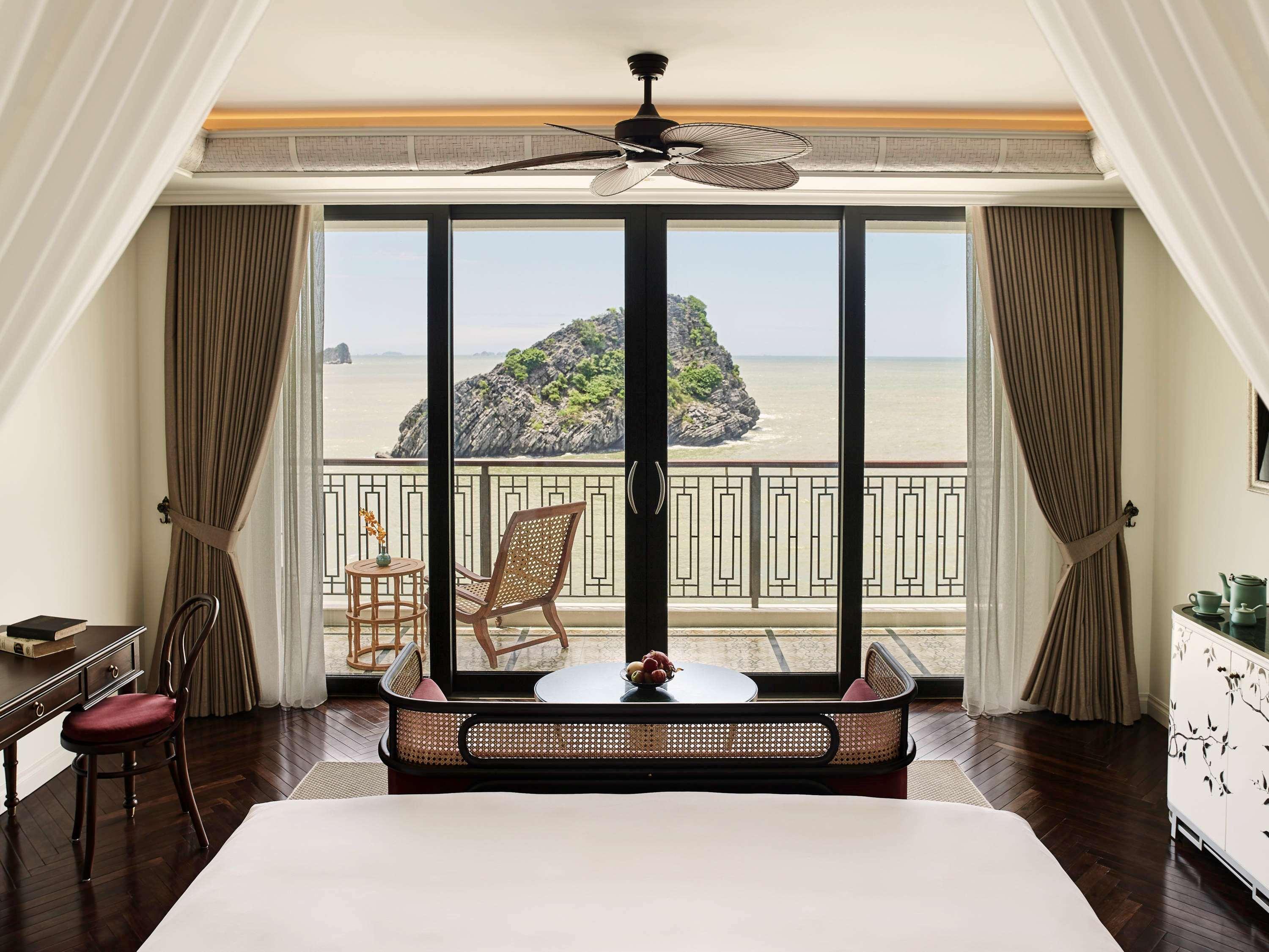 Hotel Perle D'Orient Cat Ba - Mgallery Chan Chau Esterno foto A bedroom at the resort
