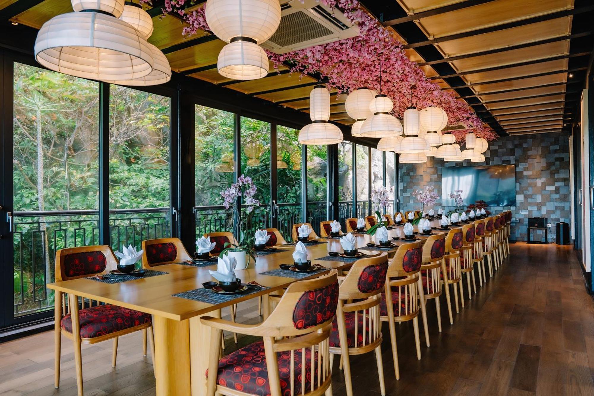 Hotel Perle D'Orient Cat Ba - Mgallery Chan Chau Esterno foto Restaurant in Kyoto