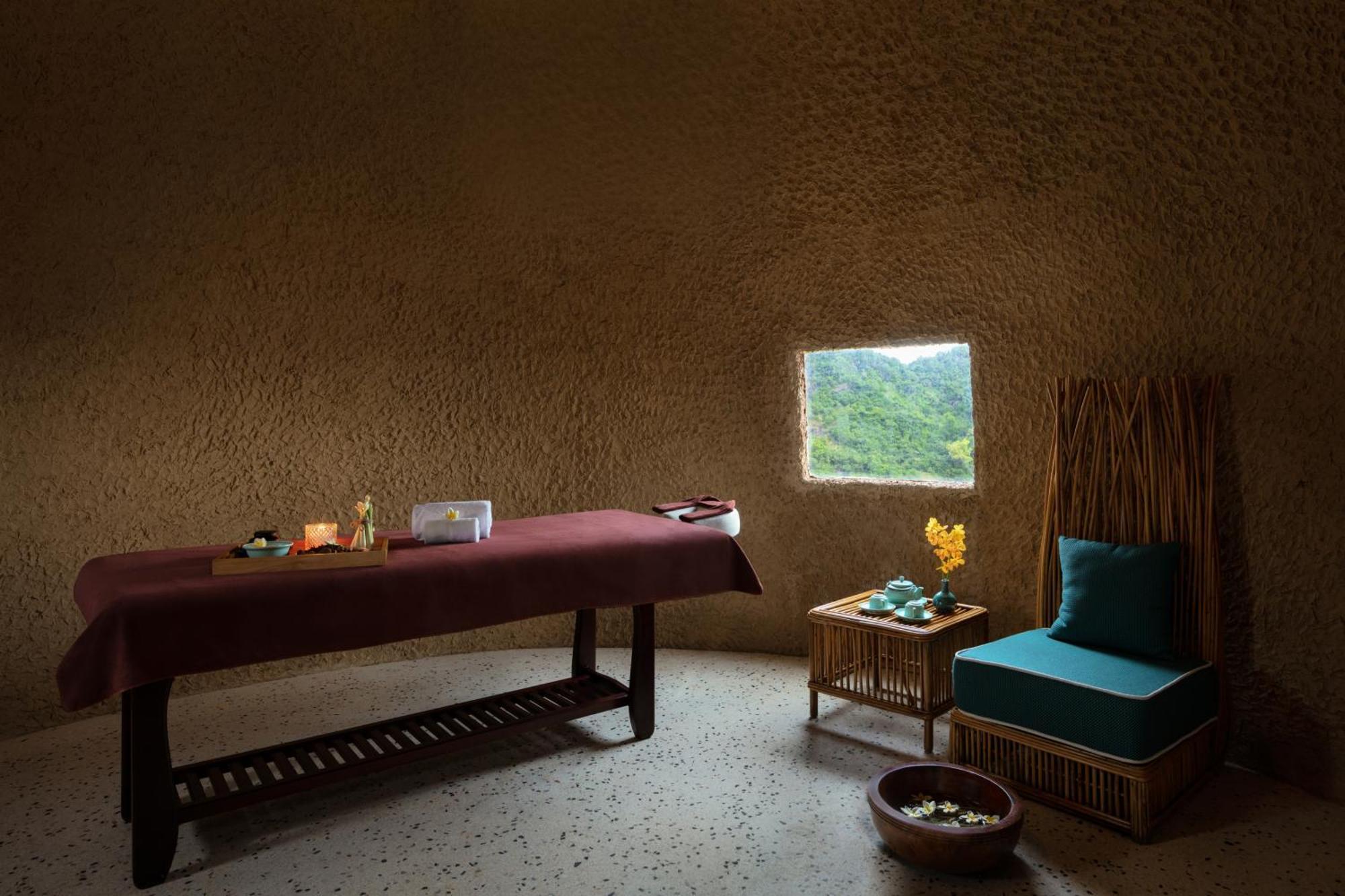 Hotel Perle D'Orient Cat Ba - Mgallery Chan Chau Esterno foto A treatment room at the Banyan Tree Spa